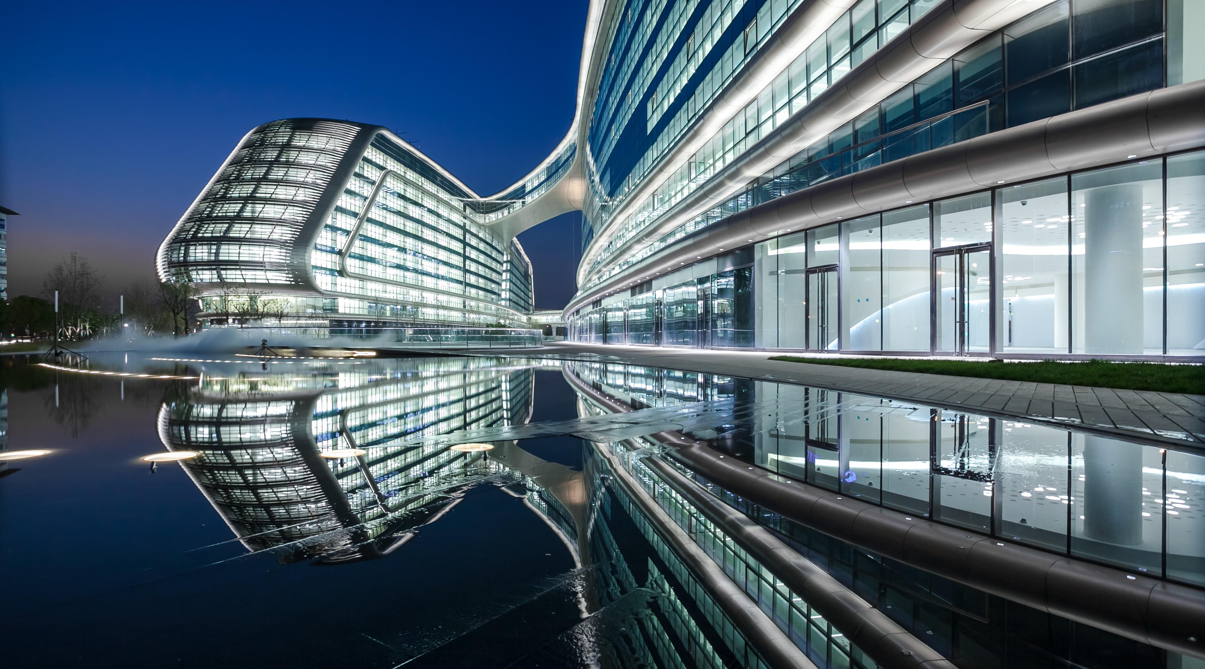 Zaha Hadid's Flowing Artistry: Shanghai Sky SOHO / Ctrip